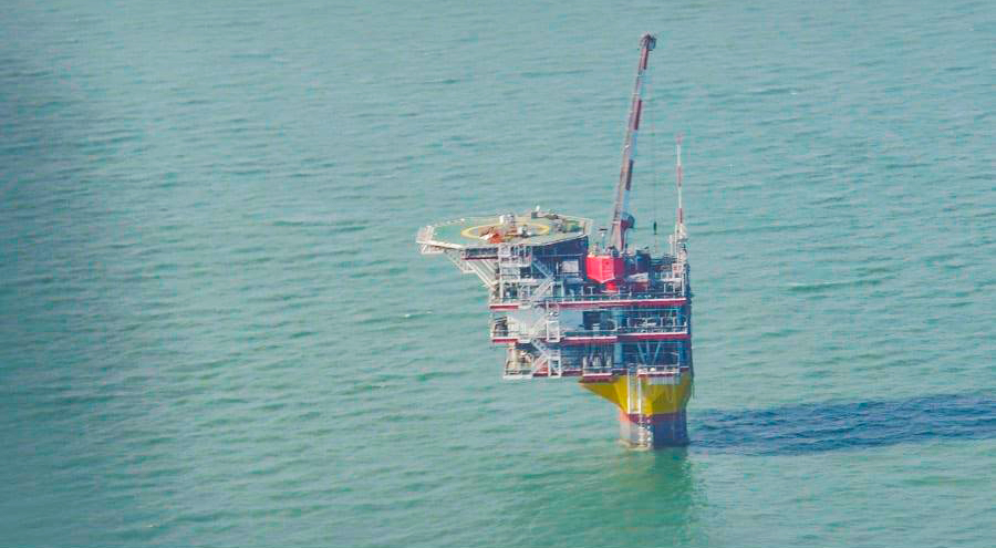 Нефтяная платформа компании «Лукойл», Каспийское море, Россия. Фотография В Филиппова. 
