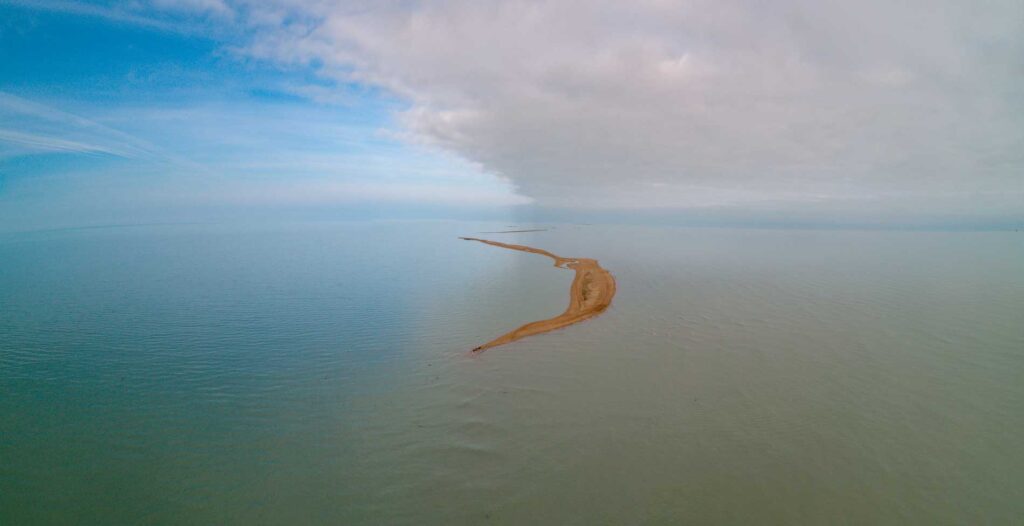 The islets of sand (shalygi) near Maliy Zhemchuzhniy Island, the Caspian Sea, Russia. The photo by Clean Seas International Ecological Foundation.