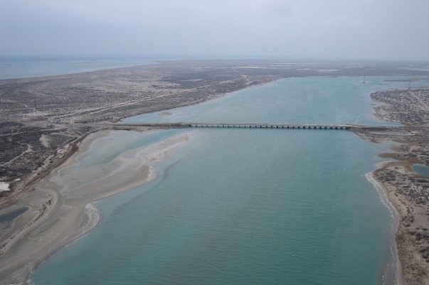 Мост через пролив в залив Кара-Богаз-Гол. Фотография А.А. Щербины.